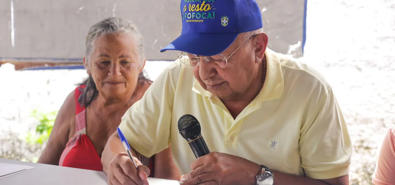 Dr. Pessoa assina regularização fundiária