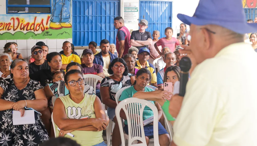 Dr. Pessoa conversa com os moradores