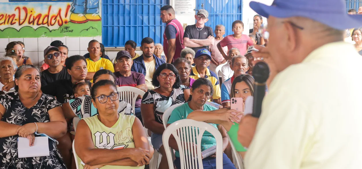 Dr. Pessoa conversa com os moradores