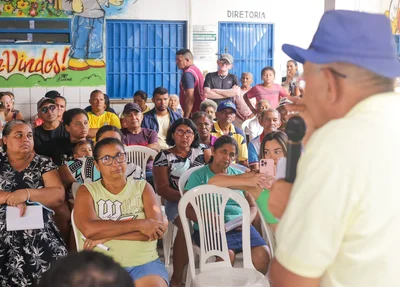 Dr. Pessoa conversa com os moradores