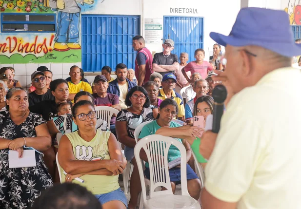 Dr. Pessoa conversa com os moradores
