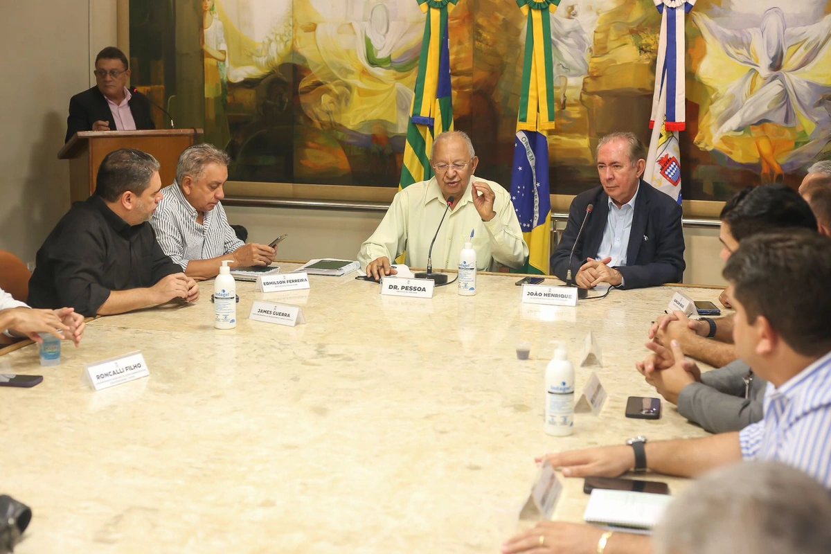 Dr. Pessoa durante reunião com seu secretariado