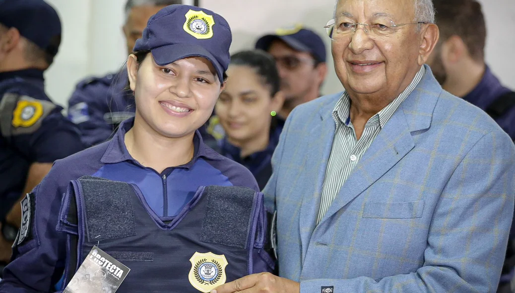 Dr. Pessoa entrega coletes balísticos para GCM
