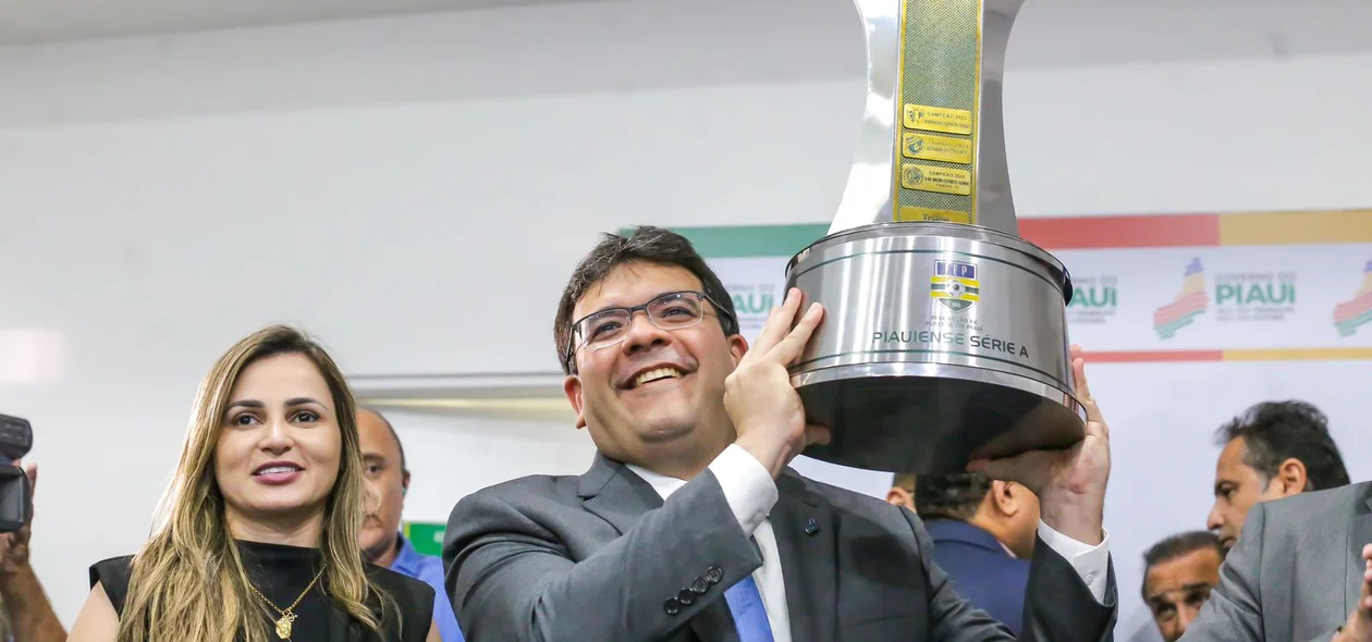 Durante o encontro o governador foi convidado para entregar o troféu na final