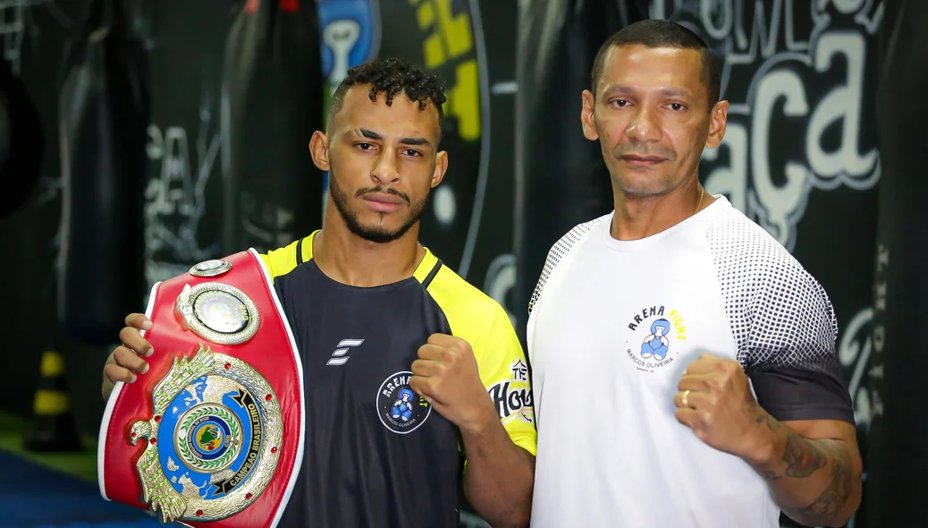 Eduardo e seu treinador Marcos com o cinturão de Campeão Brasileiro