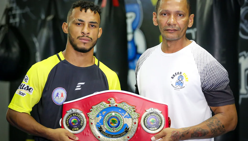 Eduardo Gomes e Marcos Oliveira segurando o cinturão de Campeão Brasileiro