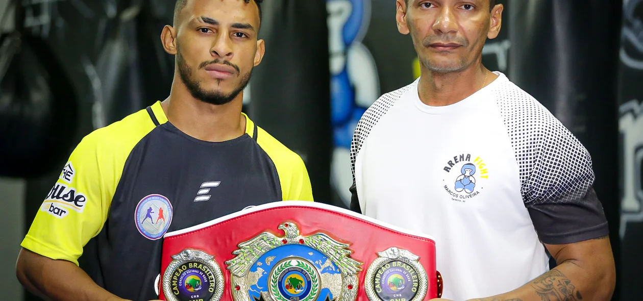 Eduardo Gomes e Marcos Oliveira segurando o cinturão de Campeão Brasileiro