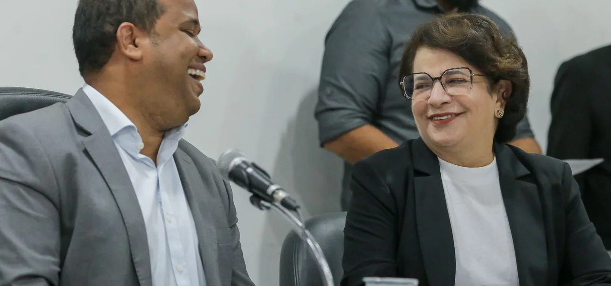 Enzo Samuel e Graça Amorim durante solenidade de posse da vereadora