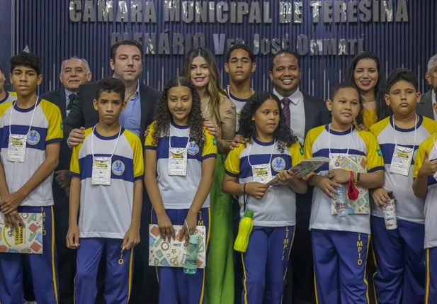 Enzo Samuel recebe alunos da rede municipal na CMT