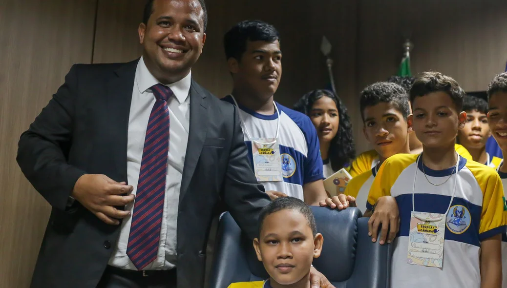 Enzo Samuel tirou fotos com as crianças