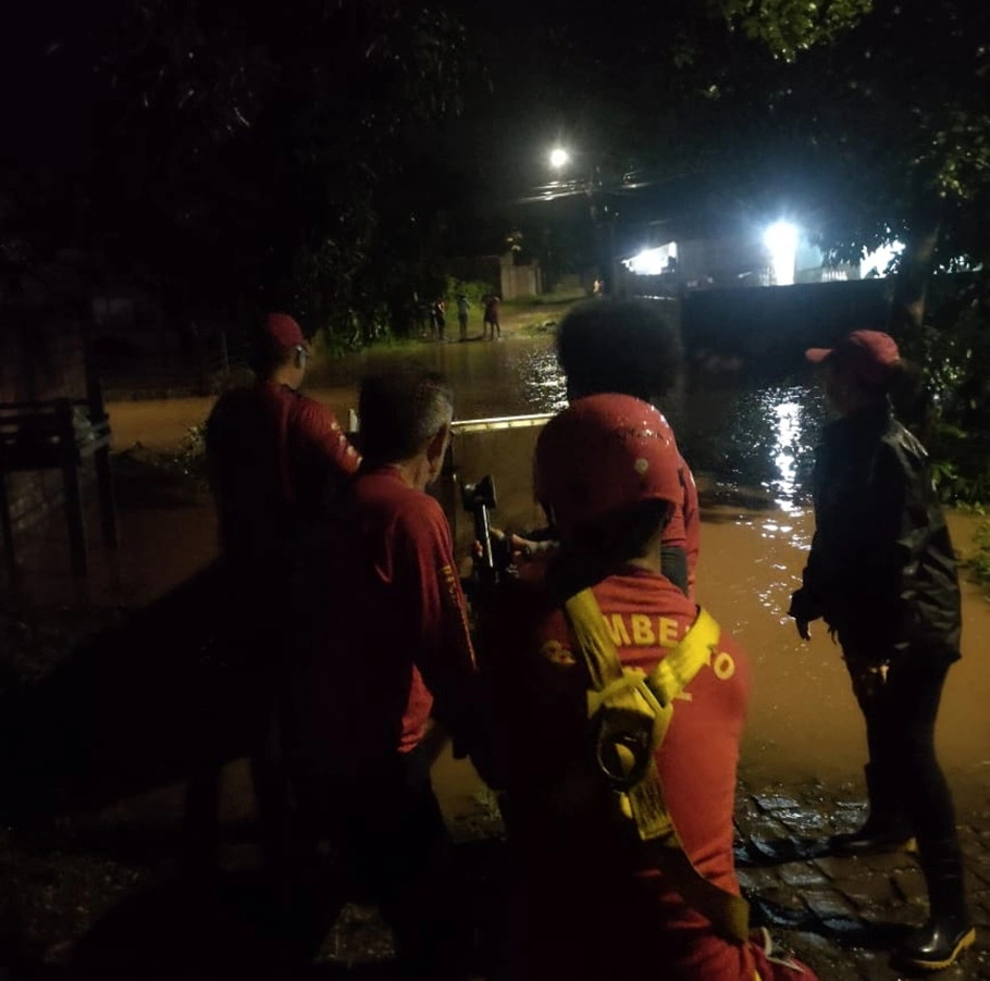 Equipes da Defesa Civil realiza resgate na zona sudeste de Teresina