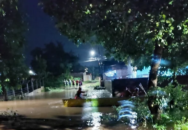 Equipes da Defesa Civil realiza resgate no povoado Taboca do Pau Ferrado
