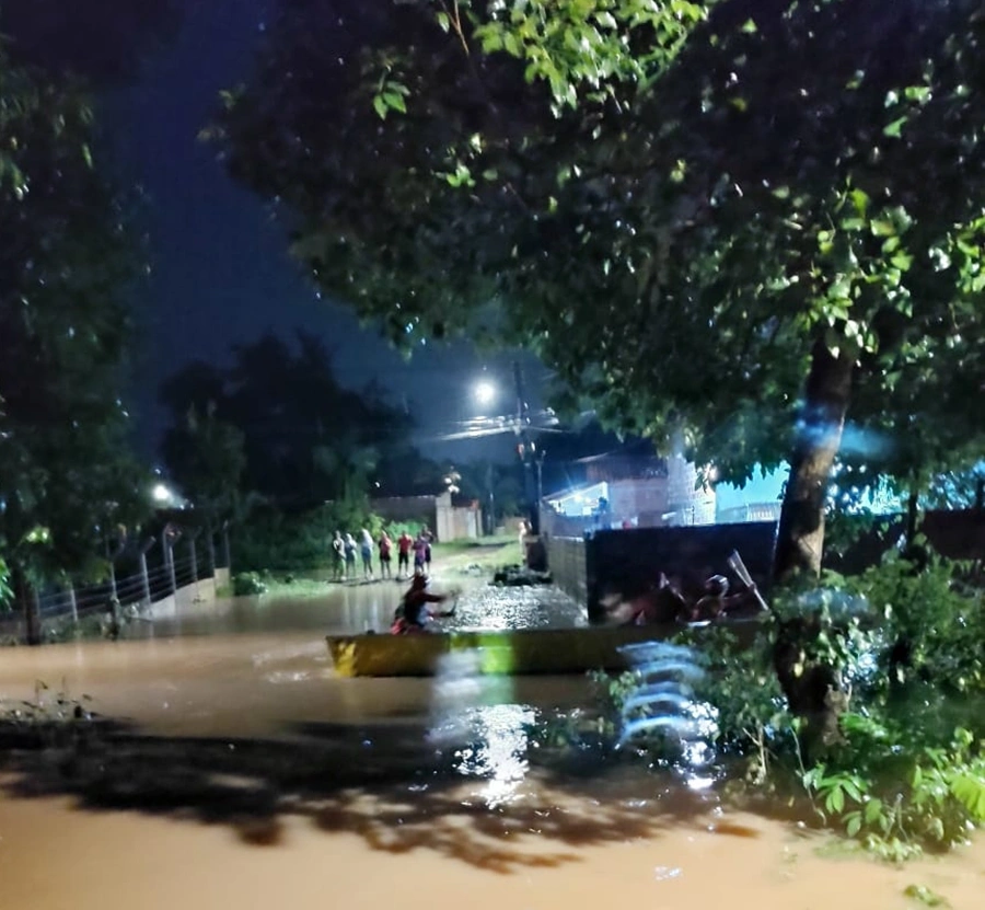 Equipes da Defesa Civil realiza resgate no povoado Taboca do Pau Ferrado