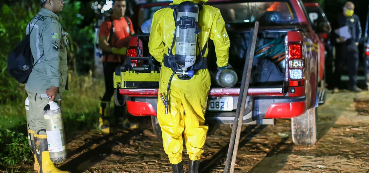 Equipes se deslocando ao local onde o corpo foi encontrado