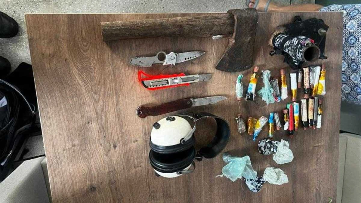 Estudante de 13 anos portava armas brancas e bombas caseiras na bolsa