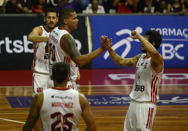 Flamengo vence Bauru por 90 a 58