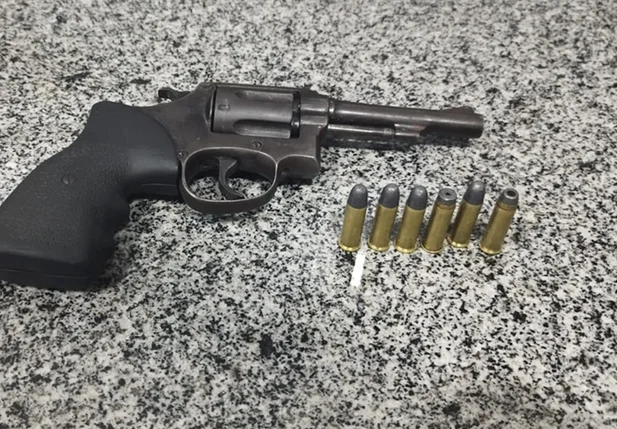 Foram apreendidos um revólver calibre 38 e 4 munições intactas no Bairro Pedra Mole, em Teresina