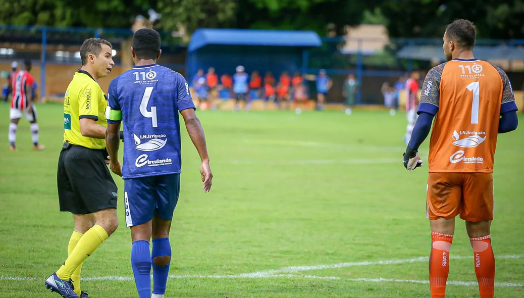 Gilmar Bahia e Cris conversam com o árbitro