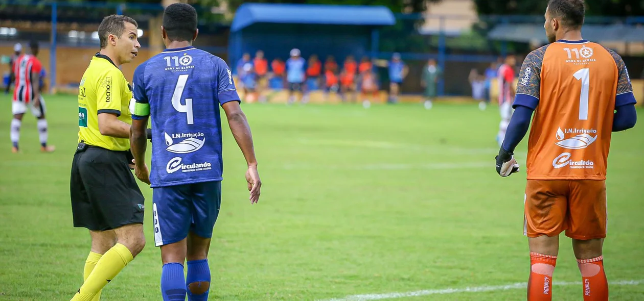 Gilmar Bahia e Cris conversam com o árbitro