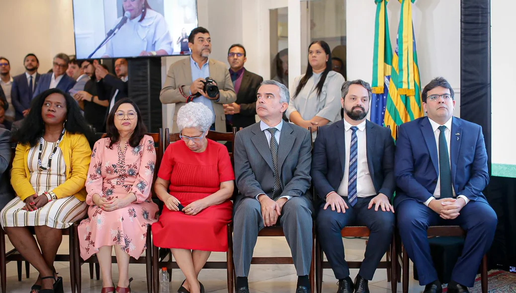 Governador ao lado do secretariado do Piauí