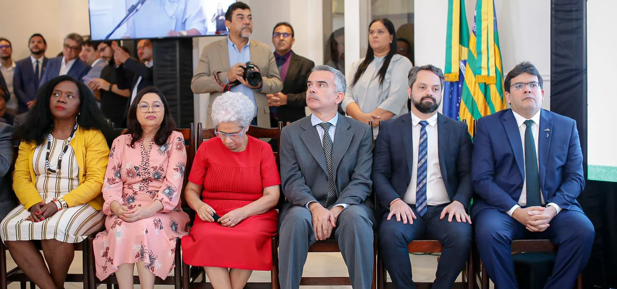 Governador ao lado do secretariado do Piauí
