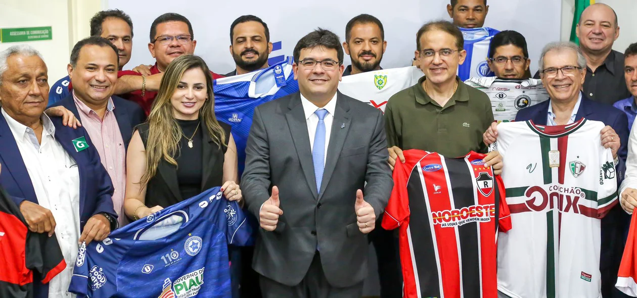 Governador Rafael Fonteles ao lado de Robert Brown e presidentes dos clubes Piauienses