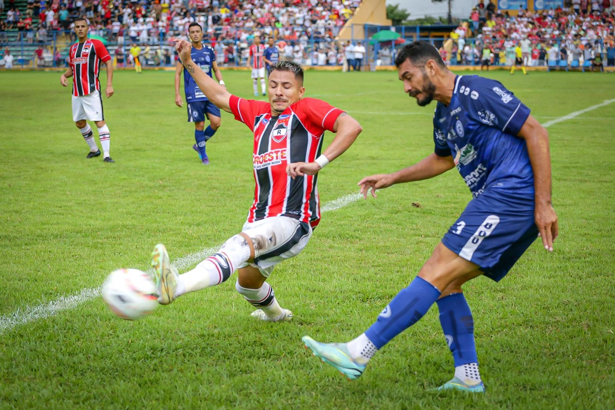 Hadrian chuta a boal em disputa com Renan