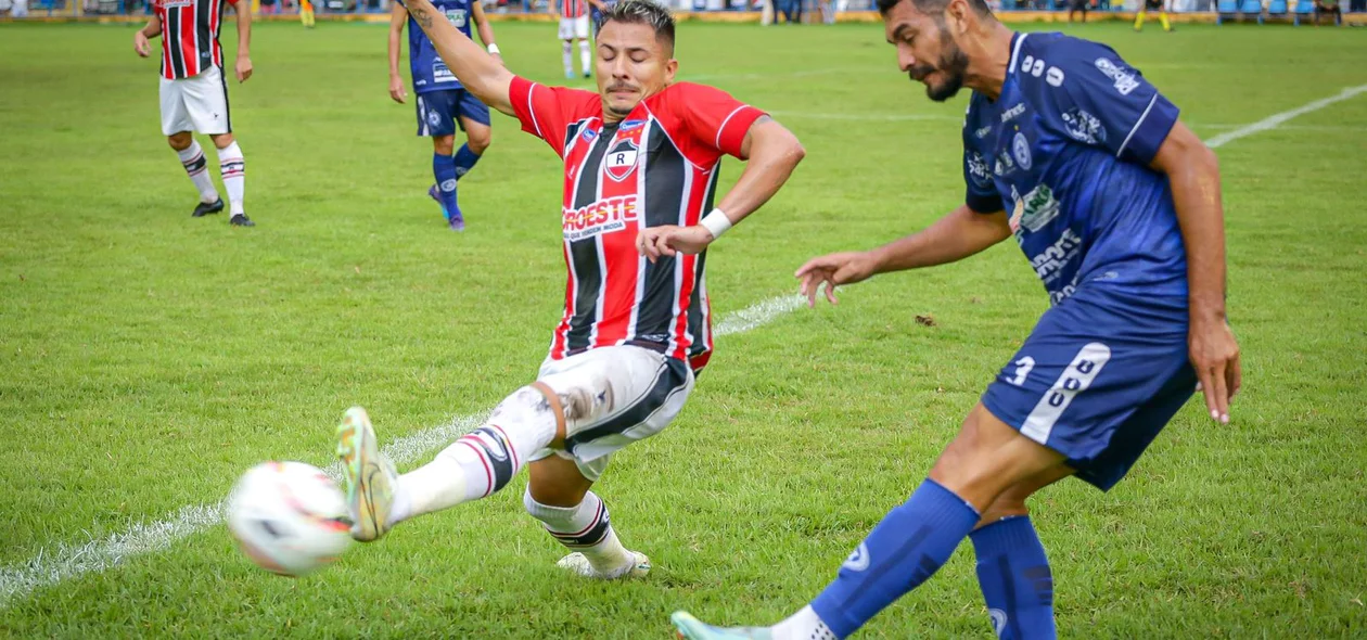 Hadrian chuta a boal em disputa com Renan