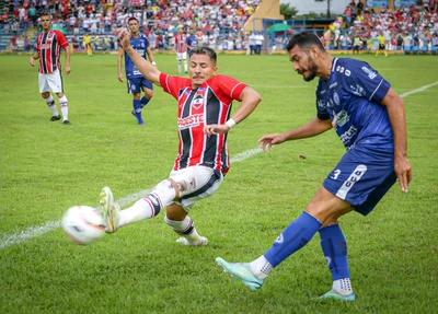 Hadrian chuta a boal em disputa com Renan