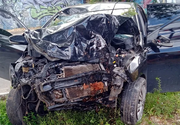 HB20 ficou destruído