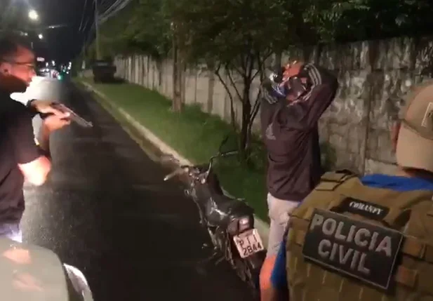 Homem é preso por conduzir motocicleta roubada