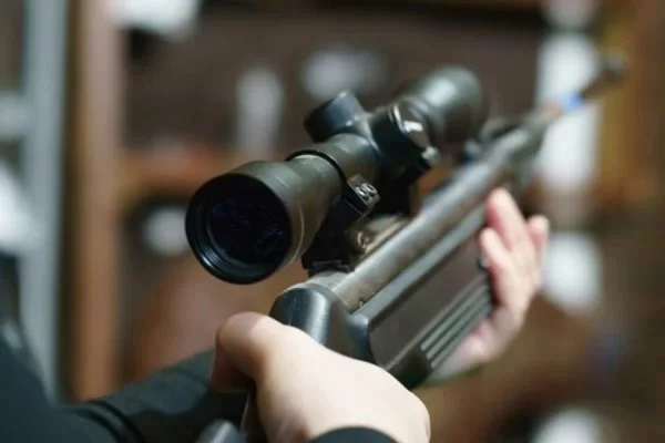 Homem mata cinco pessoas com rifle nos EUA