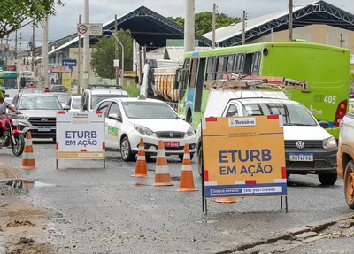 Homens da ETURB trabalhão no local