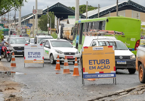 Homens da ETURB trabalhão no local