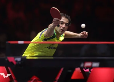 Hugo Calderano vence Dimitrij Ovtcharov e avança para as quartas de final do WTT Champions