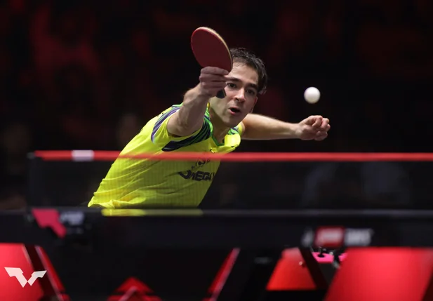 Hugo Calderano vence Dimitrij Ovtcharov e avança para as quartas de final do WTT Champions