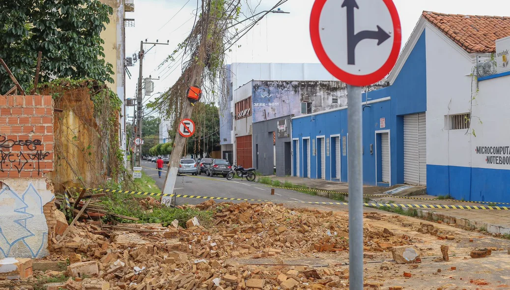 Imóvel desmorona na rua 24 de Janeiro em Teresina