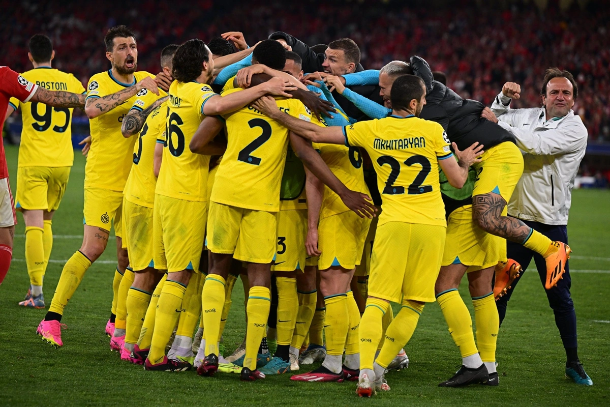 Inter de Milão comemoramdo gol sobre o Benfica na Champions League