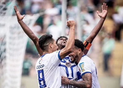 Jogadores do Água Santa comemoram vitória em cima do Palmeiras