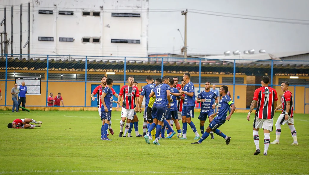 Jogadores do River e Parnahyba discutem após falta marcada