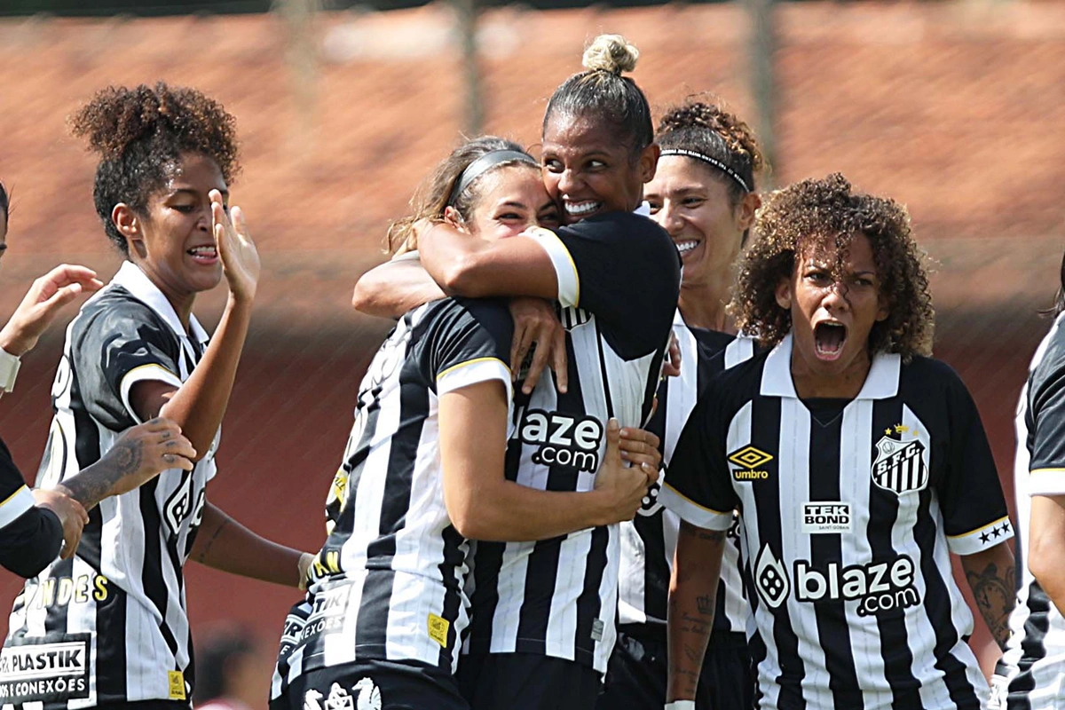 Jourdan comemora gol com companheiras do time do Santos