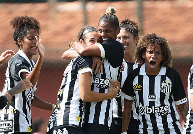 Jourdan comemora gol com companheiras do time do Santos