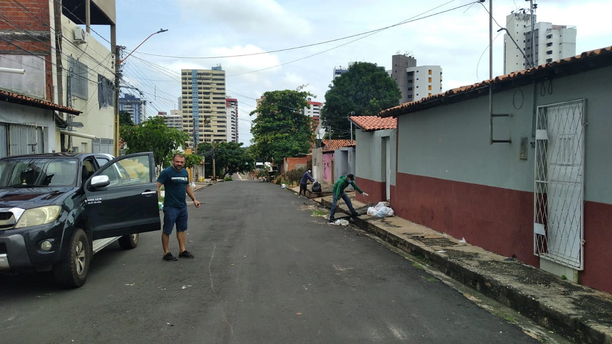 Kleiton Holanda auxilia moradores na coleta de lixo