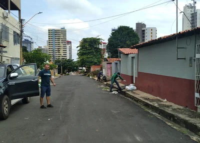 Kleiton Holanda auxilia moradores na coleta de lixo
