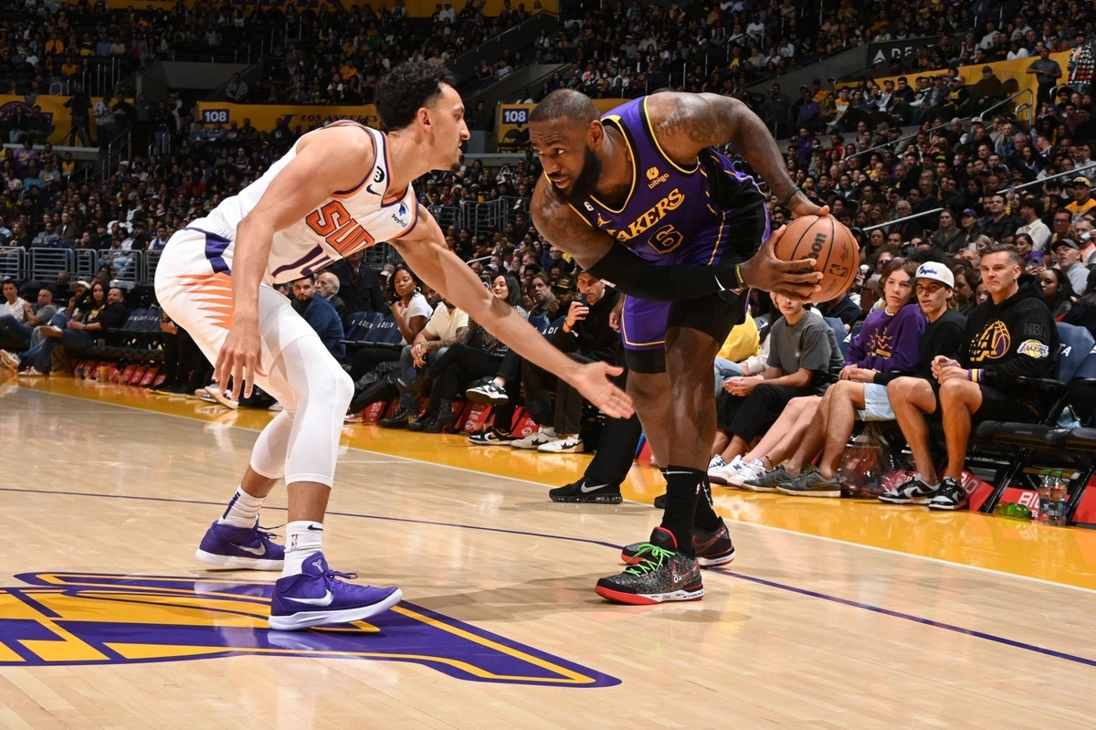 Landry Shamet tenta marcar LeBron James