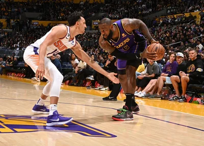 Landry Shamet tenta marcar LeBron James