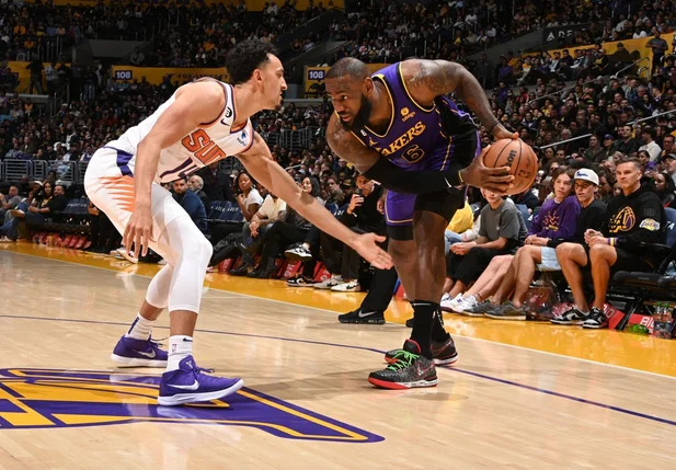 Landry Shamet tenta marcar LeBron James