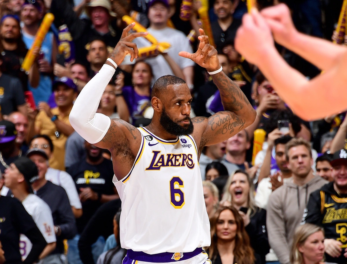 LeBron James acertou 8 bolas de 3