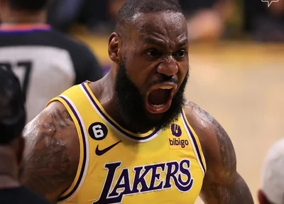 LeBron James comemora após marcar dois pontos e a falta na prorrogação diante de Memphis