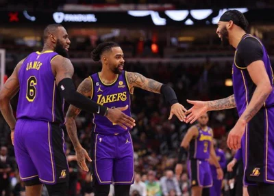 LeBron James, D'Angelo Russel e Anthony Davis comemoram a vitória diante dos Rockets